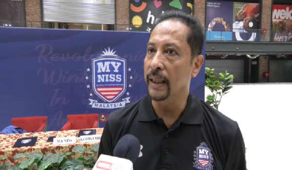 Presiden Persatuan Sukan Ais Malaysia (ISAM), Datuk Fadzli Johan/RTM